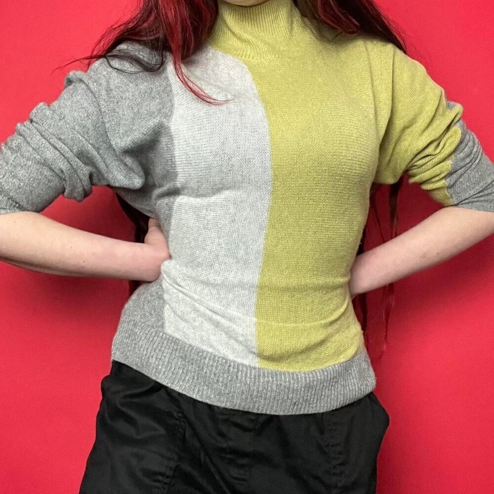 Reitmans/ Grey and yellow green long sleeve turtle neck sweater 🩶💚